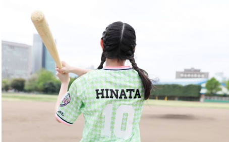 柏木ひなたの野球ヤクルトスワローズ、ユニフォーム姿