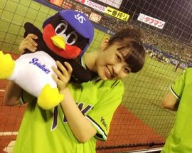柏木ひなたの野球ヤクルトスワローズ・ユニフォーム姿
