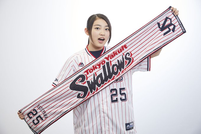 柏木ひなたの野球ヤクルトスワローズ・ユニフォーム姿