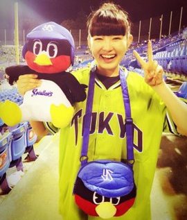柏木ひなたの野球ヤクルトスワローズ・ユニフォーム姿