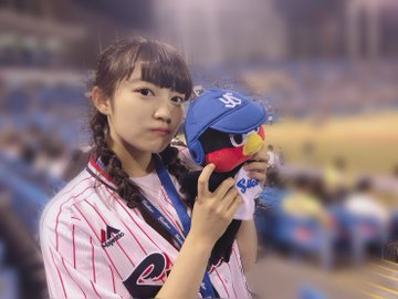 柏木ひなたの野球ヤクルトスワローズ・ユニフォーム姿