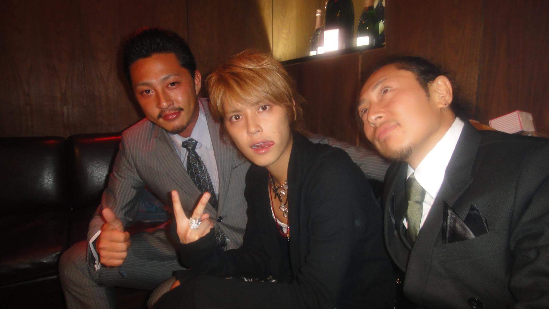 反政府勢力の人と一緒に写る手越祐也