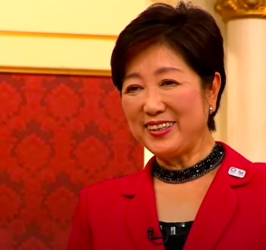 東京都知事・小池百合子のジャケット姿