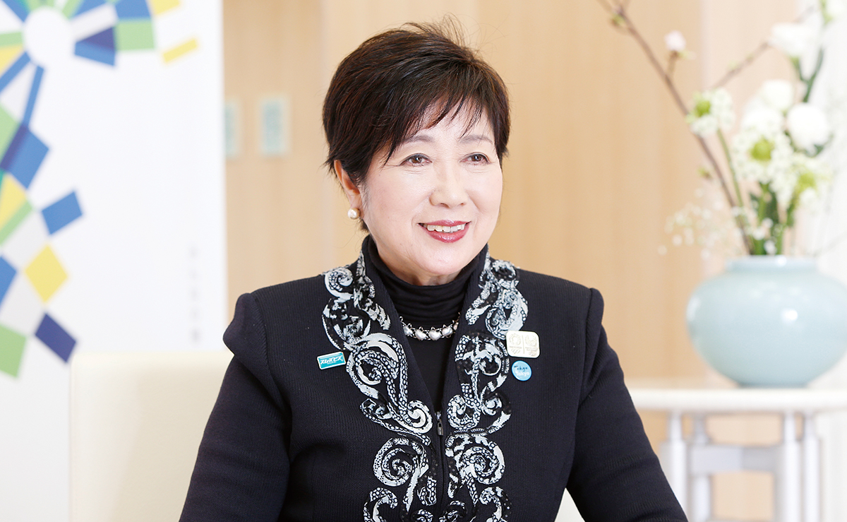 東京都知事・小池百合子のジャケット姿