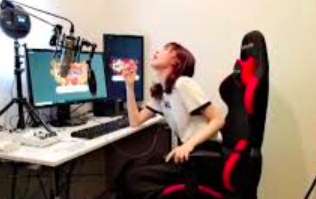 IZ*ONE宮脇咲良がゲームする姿