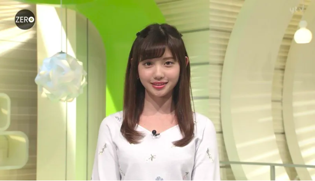 テレビ東京の田中瞳アナウンサー(髪型ロングカットのヘア)
